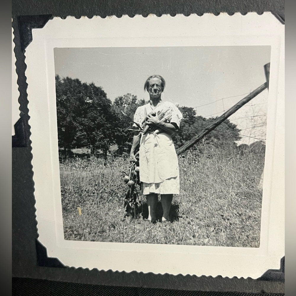 Vintage 1953 b&w photo album 80+ photos family vacation almost complete